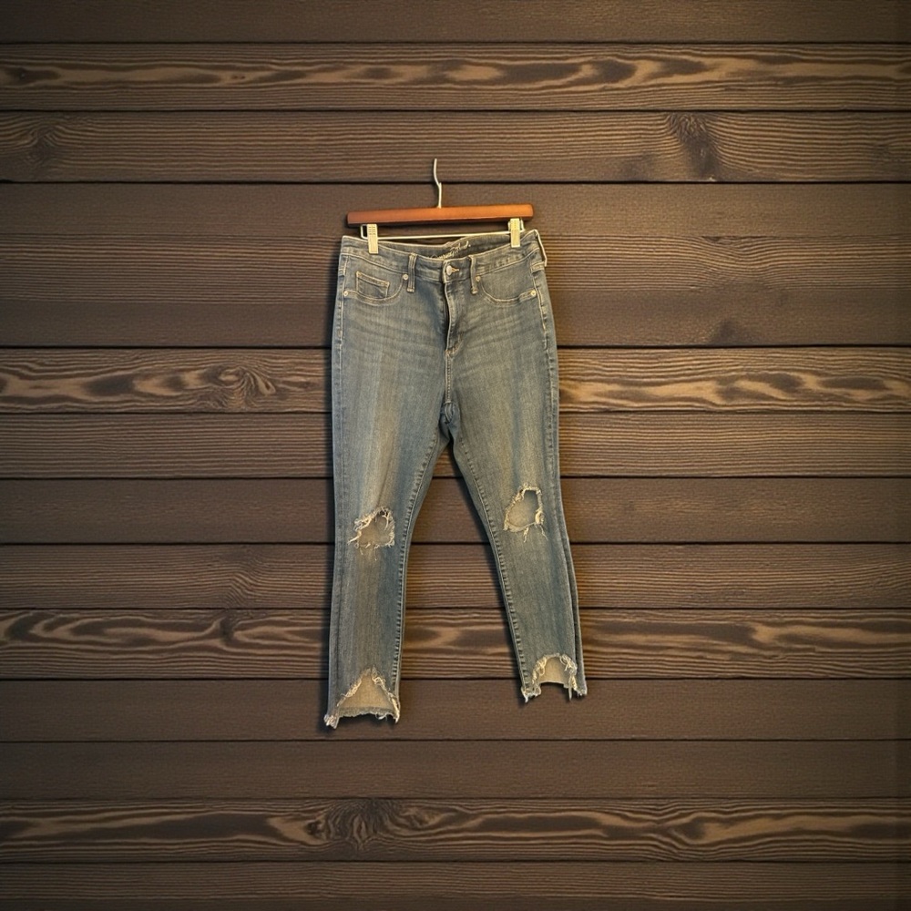 Universal Thread Light Blue Distressed Cropped Jeans